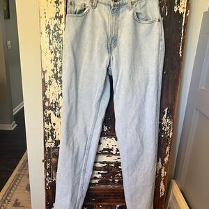 Levi’s 550 high waist relaxed fit tapered leg denim jeans. Juniors size 9.